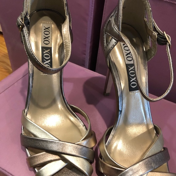 Beautiful and comfortable 3 tone metal heels - Picture 2 of 2